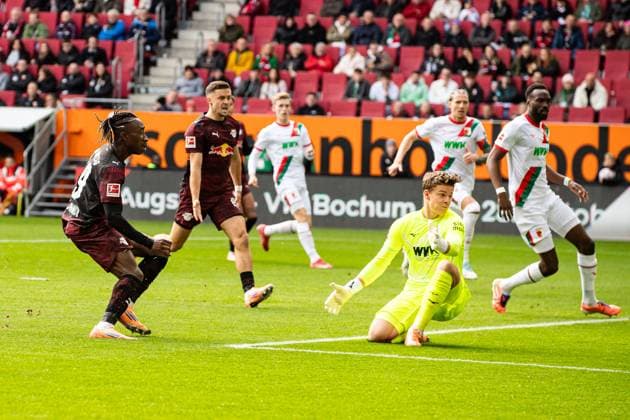 Tor fuer Leipzig 0:1 durch Yan Diomande (RB Leipzig 49). Jubel im Team Finn Dahmen (FC Augsburg 01) schaut dem Ball hinterher GER, FC Augsburg vs. RB Leipzig, 1.Bundesliga Fussball, 08. Spieltag, Saison 2025 2026, 25.10.2025 DFB DFL REGULATIONS PROHIBIT ANY USE OF PHOTOGRAPHS AS IMAGE SEQUENCES AND OR QUASI-VIDEO GER, FC Augsburg vs. RB Leipzig, 1.Bundesliga Fussball, 08. Spieltag, Saison 2025 2026, 25.10.2025 Augsburg Copyright: xEibner-Pressefoto RogerxBuerkex EP_RBE