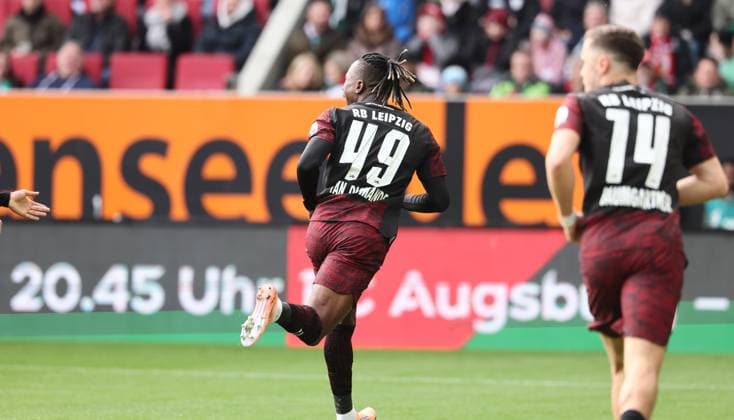 Augsburg - RB Leipzig Bundesliga Augsburg, 25.10.2025, WWK Arena, Fußball, 1.Bundesliga, 8.Spieltag , FC Augsburg vs. RB Leipzig , Im Bild: Tor für RB Leipzig. Yan Diomande (49, RB Leipzig) trifft zum 0:1 und jubelt. , Nur zur redaktionellen Nutzung. Only editorial use. , DFL DFB regulations prohibit any use of photographs as image sequences and or quasi-video. ,