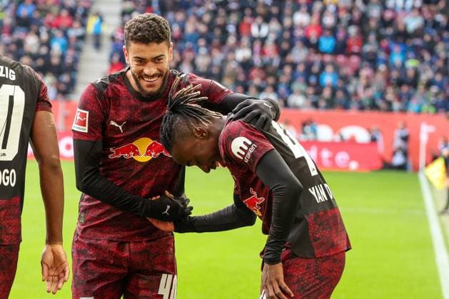 Romulo Cardoso 40 (RB Leipzig) gratuliert Yan Diomande 49 (RB Leipzig) zum 0:1, Torjubel, , FC Augsburg vs. RB Leipzig, Fussball, Maenner, DFL, Bundesliga, Saison 2025 2026, WWK Arena, 8. Spieltag, 25.10.2025 Augsburg Bayern Deutschland