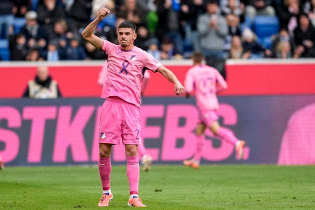 Albian Hajdari (Hoffenheim, 21), Spieler der TSG 1899 Hoffenheim, jubelt über das Tor zum 1:0, Jubel, jubeln, Torjubel, Torerfolg, celebrate the goal, goal, celebration, jubelt ueber das Tor, Freuen, Freude, freut sich, optimistisch, positiv, Spielszene, Highlight, Einzelbild, Einzelfoto, Aktion, Action, im pinken Sondertrikot zum Pink October im Brustkrebsmonat Oktober (Breast Cancer Awareness Month), um Vorbeugung, Erforschung und Behandlung von Brustkrebs in das öffentliche Bewusstsein zu rücken, Rosa Schleife, 25.10.2025, Sinsheim (Deutschland), Fussball, Bundesliga, TSG 1899 Hoffenheim - 1. FC Heidenheim, DFB DFL REGULATIONS PROHIBIT ANY USE OF PHOTOGRAPHS AS IMAGE SEQUENCES AND OR QUASI-VIDEO.
