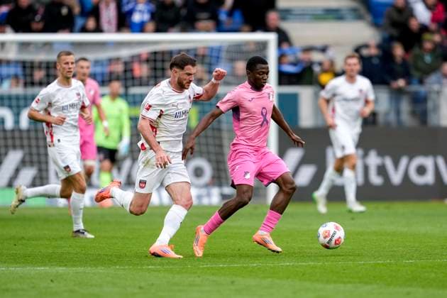 v.li.: Budu Zivzivadze (FCH, 11), Bazoumana Toure (Hoffenheim, 29), Zweikampf, Spielszene, Duell, duel, tackle, tackling, Dynamik, Action, Aktion, 25.10.2025, Sinsheim (Deutschland), Fussball, Bundesliga, TSG 1899 Hoffenheim - 1. FC Heidenheim, DFB DFL REGULATIONS PROHIBIT ANY USE OF PHOTOGRAPHS AS IMAGE SEQUENCES AND OR QUASI-VIDEO.