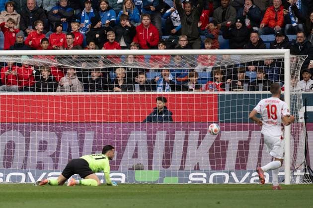 Tor zum 1:0 durch Fisnik Asllani (TSG 1899 Hoffenheim, 11) li Diant Ramaj (FC Heidenheim, 41) am boden GER, TSG 1899 Hoffenheim vs. 1. FC Heidenheim, Fussball, Herren, 1. Bundesliga, 8. Spieltag, Spielzeit 2025 2026, 25.10.2025, DFL DFB REGULATIONS PROHIBIT ANY USE OF PHOTOGRAPHS AS IMAGE SEQUENCES AND OR QUASI-VIDEO, GER, TSG 1899 Hoffenheim vs. 1. FC Heidenheim, Fussball, Herren, 1. Bundesliga, 8. Spieltag, Spielzeit 2025 2026, 25.10.2025 Sinsheim Copyright: xEibner-Pressefoto WolfgangxFrankx EP_WFK