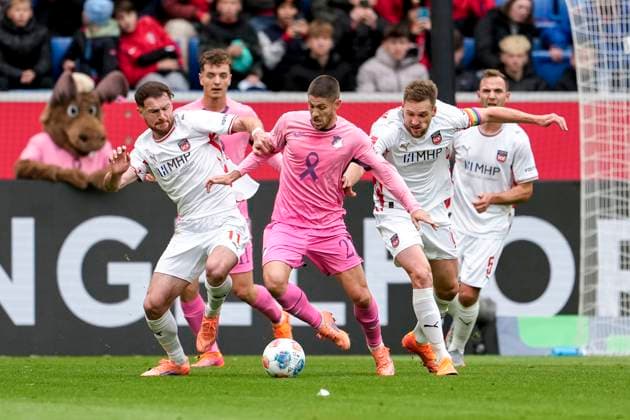 v.li.: Budu Zivzivadze (FCH, 11), Andrej Kramaric (Hoffenheim, 27), Patrick Mainka (FCH, 6), Zweikampf, Spielszene, Duell, duel, tackle, tackling, Dynamik, Action, Aktion, im pinken Sondertrikot zum Pink October im Brustkrebsmonat Oktober (Breast Cancer Awareness Month), um Vorbeugung, Erforschung und Behandlung von Brustkrebs in das öffentliche Bewusstsein zu rücken, Rosa Schleife, 25.10.2025, Sinsheim (Deutschland), Fussball, Bundesliga, TSG 1899 Hoffenheim - 1. FC Heidenheim, DFB DFL REGULATIONS PROHIBIT ANY USE OF PHOTOGRAPHS AS IMAGE SEQUENCES AND OR QUASI-VIDEO.