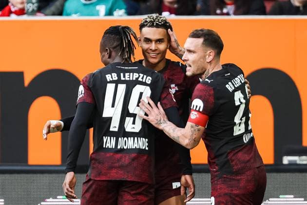 Tor fuer Leipzig 0:3 durch Antonio Nusa (RB Leipzig 07). Jubel im Team. Yan Diomande (RB Leipzig 49), David Raum (RB Leipzig 22) GER, FC Augsburg vs. RB Leipzig, 1.Bundesliga Fussball, 08. Spieltag, Saison 2025 2026, 25.10.2025 DFB DFL REGULATIONS PROHIBIT ANY USE OF PHOTOGRAPHS AS IMAGE SEQUENCES AND OR QUASI-VIDEO GER, FC Augsburg vs. RB Leipzig, 1.Bundesliga Fussball, 08. Spieltag, Saison 2025 2026, 25.10.2025 Augsburg Copyright: xEibner-Pressefoto RogerxBuerkex EP_RBE