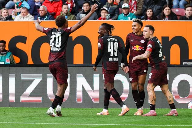 Tor fuer Leipzig 0:3 durch Antonio Nusa (RB Leipzig 07). Jubel im Team. Yan Diomande (RB Leipzig 49), Assan Ouedraogo (RB Leipzig 20),David Raum (RB Leipzig 22) GER, FC Augsburg vs. RB Leipzig, 1.Bundesliga Fussball, 08. Spieltag, Saison 2025 2026, 25.10.2025 DFB DFL REGULATIONS PROHIBIT ANY USE OF PHOTOGRAPHS AS IMAGE SEQUENCES AND OR QUASI-VIDEO GER, FC Augsburg vs. RB Leipzig, 1.Bundesliga Fussball, 08. Spieltag, Saison 2025 2026, 25.10.2025 Augsburg Copyright: xEibner-Pressefoto RogerxBuerkex EP_RBE