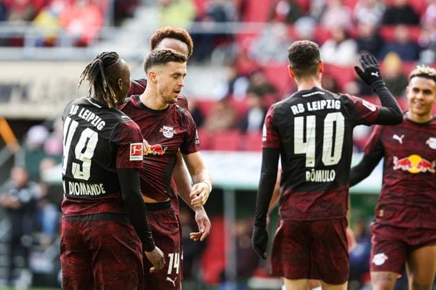 Tor fuer Leipzig 0:4 durch Christoph Baumgartner (RB Leipzig 14). Jubel im Team Romulo Cardoso(RB Leipzig 40), Yan Diomande (RB Leipzig 49) GER, FC Augsburg vs. RB Leipzig, 1.Bundesliga Fussball, 08. Spieltag, Saison 2025 2026, 25.10.2025 DFB DFL REGULATIONS PROHIBIT ANY USE OF PHOTOGRAPHS AS IMAGE SEQUENCES AND OR QUASI-VIDEO GER, FC Augsburg vs. RB Leipzig, 1.Bundesliga Fussball, 08. Spieltag, Saison 2025 2026, 25.10.2025 Augsburg Copyright: xEibner-Pressefoto RogerxBuerkex EP_RBE