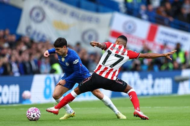 Pedro Neto of Chelsea takes on Reinildo Mandava of Sunderland Chelsea v Sunderland, Premier League, Football, Stamford Bridge, London, UK - 25 Oct 2025London Stamford Bridge United Kingdom EDITORIAL USE ONLY No use with unauthorised audio, video, data, fixture lists, club league logos or live services. Online in-match use limited to 120 images, no video emulation. No use in betting, games or single club league player publications. Copyright: xSimonxDael Shutterstockx 15593312m