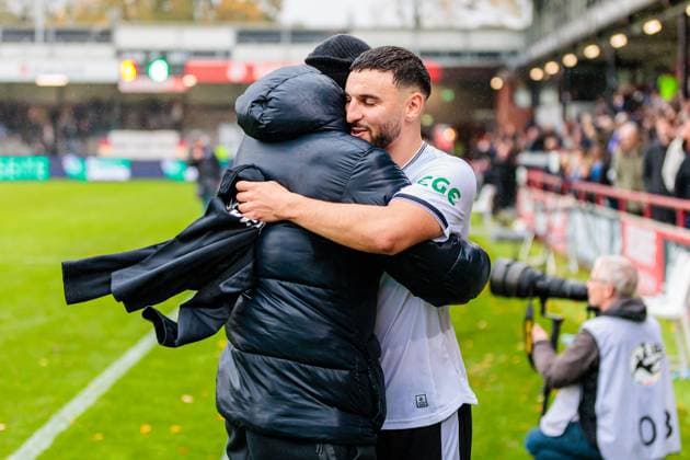v.l. Alem Japaur (SC Verl, 13), Oualid Mhamdi (SC Verl, 20) jubelt feiert nach 5:0 Sieg GER, SC Verl vs. SSV Ulm 1846, Fussball, 3. Liga, 12. Spieltag, Spielzeit 2025 2026, 25.10.2025 DFL Regulations prohibit any use of photographers as image sequences and or quasi-video. GER, SC Verl vs. SSV Ulm 1846, Fussball, 3. Liga, 12. Spieltag, Spielzeit 2025 2026, 25.10.2025 Verl Copyright: xEibner-Pressefoto JanxRollingerx EP_JSK