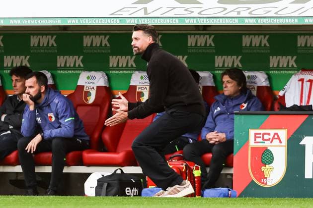 Sandro Wagner (FC Augsburg, Cheftrainer) mit Gestiken am Spielfeldrand GER, FC Augsburg vs. RB Leipzig, 1.Bundesliga Fussball, 08. Spieltag, Saison 2025 2026, 25.10.2025 DFB DFL REGULATIONS PROHIBIT ANY USE OF PHOTOGRAPHS AS IMAGE SEQUENCES AND OR QUASI-VIDEO GER, FC Augsburg vs. RB Leipzig, 1.Bundesliga Fussball, 08. Spieltag, Saison 2025 2026, 25.10.2025 Augsburg Copyright: xEibner-Pressefoto RogerxBuerkex EP_RBE