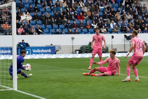 Abweraktion durch Robin Hranac (TSG 1899 Hoffenheim, 02) auf das Tor von Oliver Baumann (TSG 1899 Hoffenheim, 01) GER, TSG 1899 Hoffenheim vs. 1. FC Heidenheim, Fussball, Herren, 1. Bundesliga, 8. Spieltag, Spielzeit 2025 2026, 25.10.2025, DFL DFB REGULATIONS PROHIBIT ANY USE OF PHOTOGRAPHS AS IMAGE SEQUENCES AND OR QUASI-VIDEO, GER, TSG 1899 Hoffenheim vs. 1. FC Heidenheim, Fussball, Herren, 1. Bundesliga, 8. Spieltag, Spielzeit 2025 2026, 25.10.2025 Sinsheim Copyright: xEibner-Pressefoto WolfgangxFrankx EP_WFK