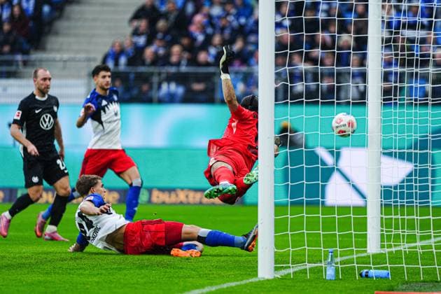 Torschuss Torchance Luka Vuskovic (Hamburger SV, 44), Kamil Grabara (VfL Wolfsburg, 01) GER, Hamburger SV vs. VfL Wolfsburg, Fussball, 1. Bundesliga, Spieltag 8, Saison 2025 2026, 25.10.2025 DFL REGULATIONS PROHIBIT ANY USE OF PHOTOGRAPHS AS IMAGE SEQUENCES AND OR QUASI-VIDEO GER, Hamburger SV vs. VfL Wolfsburg, Fussball, 1. Bundesliga, Spieltag 8, Saison 2025 2026, 25.10.2025 Hamburg Copyright: xEibner-Pressefoto MarcelxvonxFehrnx EP_MFN