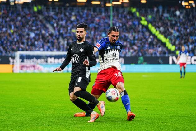 Mohamed Amoura (VfL Wolfsburg, 09), Rayan Philippe (Hamburger SV, 14) GER, Hamburger SV vs. VfL Wolfsburg, Fussball, 1. Bundesliga, Spieltag 8, Saison 2025 2026, 25.10.2025 DFL REGULATIONS PROHIBIT ANY USE OF PHOTOGRAPHS AS IMAGE SEQUENCES AND OR QUASI-VIDEO GER, Hamburger SV vs. VfL Wolfsburg, Fussball, 1. Bundesliga, Spieltag 8, Saison 2025 2026, 25.10.2025 Hamburg Copyright: xEibner-Pressefoto MarcelxvonxFehrnx EP_MFN