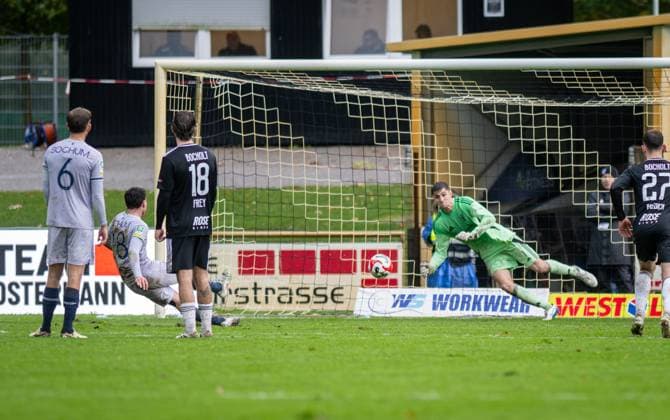 Fussball, Saison 2025 2026, Regionalliga West, 25.10.2025, 13. Spieltag, Herren, 1.FC Bocholt (schwarz) vs. VfL Bochum U23 (grau) v.l.: Lars Holtkamp (VfL Bochum U23), Luis Hartwig (VfL Bochum U23), Marlon Frey (1.FC Bocholt), Lucas Fox (Torwart 1.FC Bocholt), Maik Amedick (1.FC Bocholt), Bocholt Stadion am Huenting Nordrhein-Westfalen Deutschland