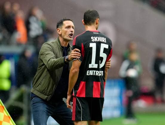 Dino Toppmoeller (Eintracht Frankfurt, Cheftrainer) spricht mit Ellyes Skhiri (Eintracht Frankfurt, 15) GER, Eintracht Frankfurt vs FC St. Pauli, Fussball, 1. Bundesliga, 8. Spieltag, Saison 2025 2026, 25.10.2025 DFL REGULATIONS PROHIBIT ANY USE OF PHOTOGRAPHS AS IMAGE SEQUENCES AND OR QUASI-VIDEO GER, Eintracht Frankfurt vs FC St. Pauli, Fussball, 1. Bundesliga, 8. Spieltag, Saison 2025 2026, 25.10.2025 Frankfurt Copyright: xEibner-Pressefoto ScottxColemanx EP_SCN