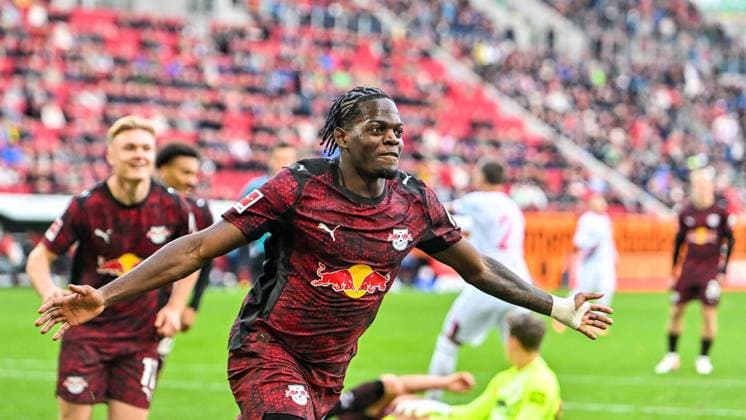 GER, 1. FBL, FC Augsburg vs RB Leipzig 25.10.2025, WWK-Arena, Augsburg, GER, 1. FBL, FC Augsburg vs RB Leipzig, im Bild Torjubel nach Tor zum 0:6, Castello Lukeba (RB Leipzig, 23)