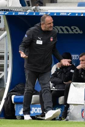 Tor zum 3:0 durch Andrej Kramaric (TSG 1899 Hoffenheim, 27), frust bei Frank Schmidt (FC Heidenheim, Cheftrainer, Trainer) GER, TSG 1899 Hoffenheim vs. 1. FC Heidenheim, Fussball, Herren, 1. Bundesliga, 8. Spieltag, Spielzeit 2025 2026, 25.10.2025, DFL DFB REGULATIONS PROHIBIT ANY USE OF PHOTOGRAPHS AS IMAGE SEQUENCES AND OR QUASI-VIDEO, GER, TSG 1899 Hoffenheim vs. 1. FC Heidenheim, Fussball, Herren, 1. Bundesliga, 8. Spieltag, Spielzeit 2025 2026, 25.10.2025 Sinsheim Copyright: xEibner-Pressefoto WolfgangxFrankx EP_WFK