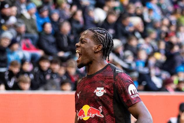 Tor fuer Leipzig 0:6 durch Castello Jr Lukeba (RB Leipzig 23). Jubel im Team. Castello Jr Lukeba (RB Leipzig 23) tanzt zu den Fans. Mit Siegesschrei GER, FC Augsburg vs. RB Leipzig, 1.Bundesliga Fussball, 08. Spieltag, Saison 2025 2026, 25.10.2025 DFB DFL REGULATIONS PROHIBIT ANY USE OF PHOTOGRAPHS AS IMAGE SEQUENCES AND OR QUASI-VIDEO GER, FC Augsburg vs. RB Leipzig, 1.Bundesliga Fussball, 08. Spieltag, Saison 2025 2026, 25.10.2025 Augsburg Copyright: xEibner-Pressefoto RogerxBuerkex EP_RBE