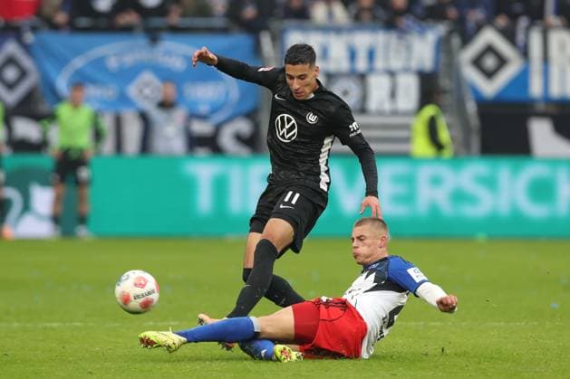 25.10.2025, xtgx, Fussball - 1.Bundesliga, Hamburger SV - VfL Wolfsburg emspor, v.l. Adam Daghim (Wolfsburg, 11), Miro Muheim (HSV, 28) Zweikampf, Duell, Kampf, tackle (DFL DFB REGULATIONS PROHIBIT ANY USE OF PHOTOGRAPHS as IMAGE SEQUENCES and or QUASI-VIDEO) Hamburg