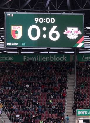 Augsburg - RB Leipzig Bundesliga Augsburg, 25.10.2025, WWK Arena, Fußball, 1.Bundesliga, 8.Spieltag , FC Augsburg vs. RB Leipzig , Im Bild: Der Endstand des Spieles an der Anzeigetafel. , Nur zur redaktionellen Nutzung. Only editorial use. , DFL DFB regulations prohibit any use of photographs as image sequences and or quasi-video. ,