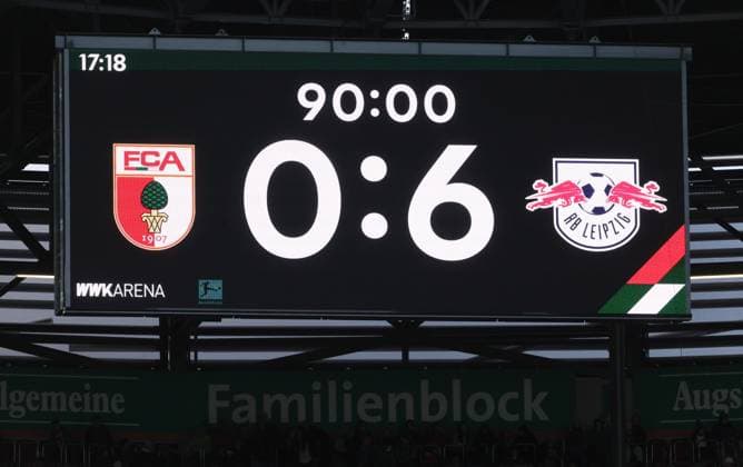 Augsburg - RB Leipzig Bundesliga Augsburg, 25.10.2025, WWK Arena, Fußball, 1.Bundesliga, 8.Spieltag , FC Augsburg vs. RB Leipzig , Im Bild: Der Endstand des Spieles an der Anzeigetafel. , Nur zur redaktionellen Nutzung. Only editorial use. , DFL DFB regulations prohibit any use of photographs as image sequences and or quasi-video. ,