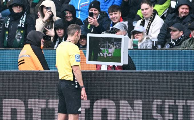 Fussball, Bundesliga, Deutschland, Herren, Saison 2025 2026, 1. Spieltag, Borussia Park Mönchengladbach, Bor. Mönchengladbach - FC Bayern München; Schiedsrichter Sascha Stegemann überprüft das Foul von Jens Castrop (BMG). Videobeweis, Videoasist, Video Asist, Video-Assistent.