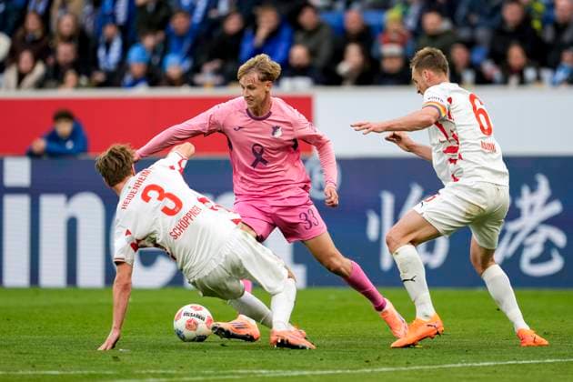 v.li.: Jan Schöppner (FCH, 3), Max Moerstedt (Hoffenheim, 33), Patrick Mainka (FCH, 6), Zweikampf, Spielszene, Duell, duel, tackle, tackling, Dynamik, Action, Aktion, 25.10.2025, Sinsheim (Deutschland), Fussball, Bundesliga, TSG 1899 Hoffenheim - 1. FC Heidenheim, DFB DFL REGULATIONS PROHIBIT ANY USE OF PHOTOGRAPHS AS IMAGE SEQUENCES AND OR QUASI-VIDEO.