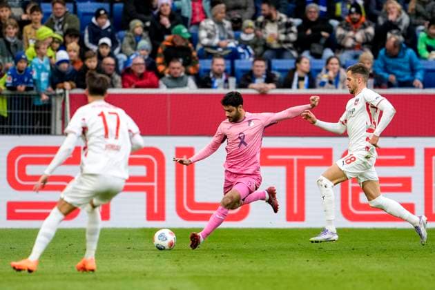 v.li.: Mathias Honsak (FCH, 17), Ozan Muhammed Kabak (Hoffenheim, 5), Marvin Pieringer (FCH, 18), Zweikampf, Spielszene, Duell, duel, tackle, tackling, Dynamik, Action, Aktion, 25.10.2025, Sinsheim (Deutschland), Fussball, Bundesliga, TSG 1899 Hoffenheim - 1. FC Heidenheim, DFB DFL REGULATIONS PROHIBIT ANY USE OF PHOTOGRAPHS AS IMAGE SEQUENCES AND OR QUASI-VIDEO.