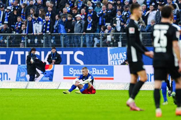 Miro Muheim (Hamburger SV, 28) enttaeuscht enttaeuschung nach Niederlage GER, Hamburger SV vs. VfL Wolfsburg, Fussball, 1. Bundesliga, Spieltag 8, Saison 2025 2026, 25.10.2025 DFL REGULATIONS PROHIBIT ANY USE OF PHOTOGRAPHS AS IMAGE SEQUENCES AND OR QUASI-VIDEO GER, Hamburger SV vs. VfL Wolfsburg, Fussball, 1. Bundesliga, Spieltag 8, Saison 2025 2026, 25.10.2025 Hamburg Copyright: xEibner-Pressefoto MarcelxvonxFehrnx EP_MFN