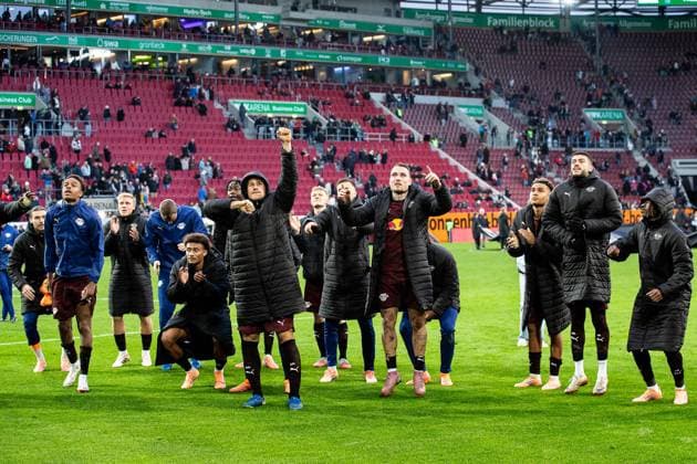 Endstand 0:6 RB Leipzig besiegt den FC Augsburg. David Raum (RB Leipzig 22) und das Teeam jubeln zu den Fans GER, FC Augsburg vs. RB Leipzig, 1.Bundesliga Fussball, 08. Spieltag, Saison 2025 2026, 25.10.2025 DFB DFL REGULATIONS PROHIBIT ANY USE OF PHOTOGRAPHS AS IMAGE SEQUENCES AND OR QUASI-VIDEO GER, FC Augsburg vs. RB Leipzig, 1.Bundesliga Fussball, 08. Spieltag, Saison 2025 2026, 25.10.2025 Augsburg Copyright: xEibner-Pressefoto RogerxBuerkex EP_RBE
