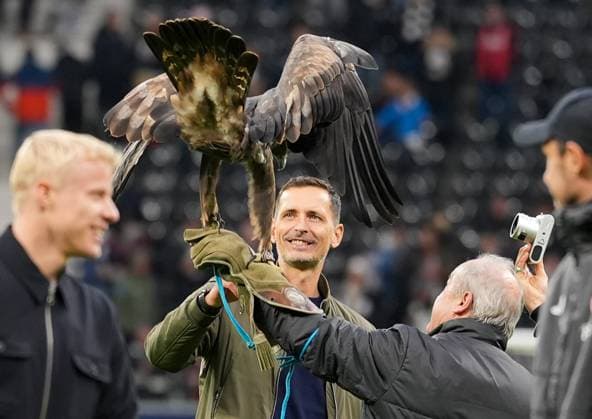 Dino Toppmoeller (Eintracht Frankfurt, Cheftrainer) mit dem Adler-Maskottchen Attila nach dem Spiel. GER, Eintracht Frankfurt vs FC St. Pauli, Fussball, 1. Bundesliga, 8. Spieltag, Saison 2025 2026, 25.10.2025 DFL REGULATIONS PROHIBIT ANY USE OF PHOTOGRAPHS AS IMAGE SEQUENCES AND OR QUASI-VIDEO GER, Eintracht Frankfurt vs FC St. Pauli, Fussball, 1. Bundesliga, 8. Spieltag, Saison 2025 2026, 25.10.2025 Frankfurt Copyright: xEibner-Pressefoto ScottxColemanx EP_SCN