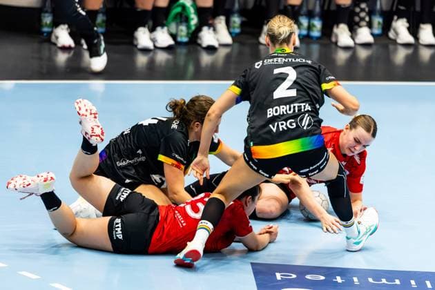 25.10.2025, GER, Handball, Frauen, Saison 2025 2026, Alsco 1.Bl, 6.Spieltag, Thueringer HC - VfL Oldenburg Toni-Luisa Reinemann (VfL Oldenburg), Lisa Borutta (VfL Oldenburg), Giulia Guarieiro (Thueringer HC,13), Anna Szabo (Thueringer HC,26) 99947 Bad Langensalza Salza Halle Sporthalle Mehrz Thüringen Deutschland