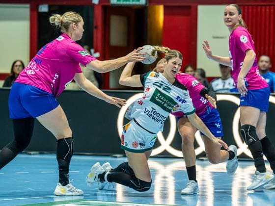 Sina Ehmann (Frisch Auf Frauen, 22) im Duell mit Kim Hinkelmann Union Neckarsulm, 05) und Angunn Gudmestad (Sport-Union Neckarsulm, 07), Sport-Union Neckarsulm vs. Frisch Auf Goeppingen, Handball, 1. Bundesliga, Spielzeit 2025 2026, 25.10.2025 Sport-Union Neckarsulm vs. Frisch Auf Goeppingen, Handball, 1. Bundesliga, Spielzeit 2025 2026, 25.10.2025 Neckarsulm Copyright: xEibner-Pressefoto MichaelxSchmidx EP_MST