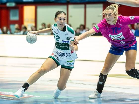 Haruno Sasaki (Frisch Auf Frauen, 32) mit Tempo im Zweikampf mit Paulina Uscinowicz Union Neckarsulm, 78), Sport-Union Neckarsulm vs. Frisch Auf Goeppingen, Handball, 1. Bundesliga, Spielzeit 2025 2026, 25.10.2025 Sport-Union Neckarsulm vs. Frisch Auf Goeppingen, Handball, 1. Bundesliga, Spielzeit 2025 2026, 25.10.2025 Neckarsulm Copyright: xEibner-Pressefoto MichaelxSchmidx EP_MST