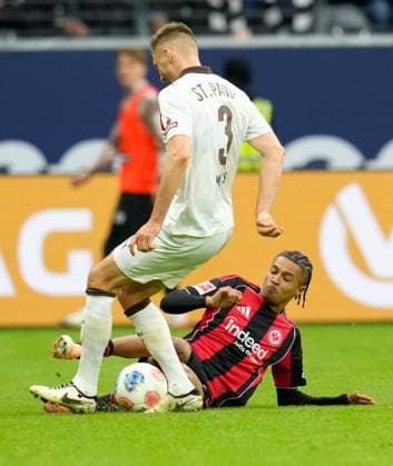 Jean-Matteo Bahoya (Eintracht Frankfurt, 19) gegen Karol Mets (FC St. Pauli, 3) GER, Eintracht Frankfurt vs FC St. Pauli, Fussball, 1. Bundesliga, 8. Spieltag, Saison 2025 2026, 25.10.2025 DFL REGULATIONS PROHIBIT ANY USE OF PHOTOGRAPHS AS IMAGE SEQUENCES AND OR QUASI-VIDEO GER, Eintracht Frankfurt vs FC St. Pauli, Fussball, 1. Bundesliga, 8. Spieltag, Saison 2025 2026, 25.10.2025 Frankfurt Copyright: xEibner-Pressefoto ScottxColemanx EP_SCN