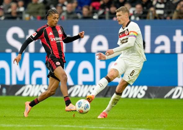 Jean-Matteo Bahoya (Eintracht Frankfurt, 19) gegen Eric Smith (FC St. Pauli, 8) GER, Eintracht Frankfurt vs FC St. Pauli, Fussball, 1. Bundesliga, 8. Spieltag, Saison 2025 2026, 25.10.2025 DFL REGULATIONS PROHIBIT ANY USE OF PHOTOGRAPHS AS IMAGE SEQUENCES AND OR QUASI-VIDEO GER, Eintracht Frankfurt vs FC St. Pauli, Fussball, 1. Bundesliga, 8. Spieltag, Saison 2025 2026, 25.10.2025 Frankfurt Copyright: xEibner-Pressefoto ScottxColemanx EP_SCN