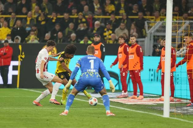 Karim Adeyemi (Borussia Dortmund, 27) am Ball, Marvin Schwaebe (1.FC Koeln, 1) GER, Borussia Dortmund gegen 1.FC Koeln, Fussball, 1.Liga, 8.Spieltag, Spielzeit 2025 2026, 25.10.2025 DFL REGULATIONS PROHIBIT ANY USE OF PHOTOGRAPHS AS IMAGE SEQUENCES AND OR QUASI-VIDEO GER, Borussia Dortmund gegen 1.FC Koeln, Fussball, 1.Liga, 8.Spieltag, Spielzeit 2025 2026, 25.10.2025 Dortmund Copyright: xEibner-Pressefoto FrankxZeisingx EP_FZG