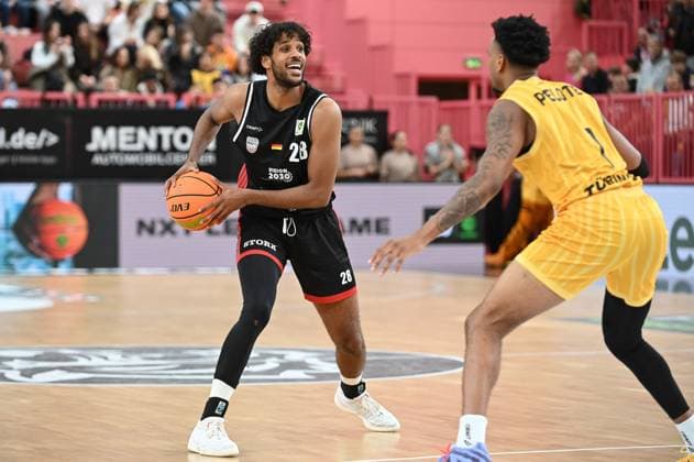 Alieu Ceesay (SBB Baskets Wolmirstedt, 28) gegen Bernard Pelote III (Tigers Tuebingen, 01) GER, Tigers Tuebingen vs. SBB Baskets Wolmirstedt, Basketball, Herren, Pro A, 2. Barmer Basketball Bundesliga, Saison 2025 2026, 25.10.2025 GER, Tigers Tuebingen vs. SBB Baskets Wolmirstedt, Basketball, Herren, Pro A, 2. Barmer Basketball Bundesliga, Saison 2025 2026, 25.10.2025 Tuebingen Copyright: xEibner-Pressefoto NicolasxWoernx EP_NWN