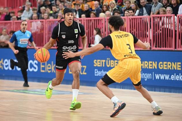 Trey Thompson Stewart (SBB Baskets Wolmirstedt, 01) gegen Miles Tention (Tigers Tuebingen, 03) GER, Tigers Tuebingen vs. SBB Baskets Wolmirstedt, Basketball, Herren, Pro A, 2. Barmer Basketball Bundesliga, Saison 2025 2026, 25.10.2025 GER, Tigers Tuebingen vs. SBB Baskets Wolmirstedt, Basketball, Herren, Pro A, 2. Barmer Basketball Bundesliga, Saison 2025 2026, 25.10.2025 Tuebingen Copyright: xEibner-Pressefoto NicolasxWoernx EP_NWN
