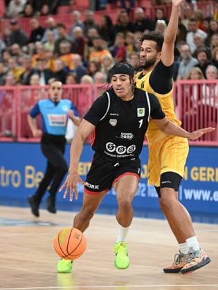 Trey Thompson Stewart (SBB Baskets Wolmirstedt, 01) setzt sich durch gegen Miles Tention (Tigers Tuebingen, 03) GER, Tigers Tuebingen vs. SBB Baskets Wolmirstedt, Basketball, Herren, Pro A, 2. Barmer Basketball Bundesliga, Saison 2025 2026, 25.10.2025 GER, Tigers Tuebingen vs. SBB Baskets Wolmirstedt, Basketball, Herren, Pro A, 2. Barmer Basketball Bundesliga, Saison 2025 2026, 25.10.2025 Tuebingen Copyright: xEibner-Pressefoto NicolasxWoernx EP_NWN