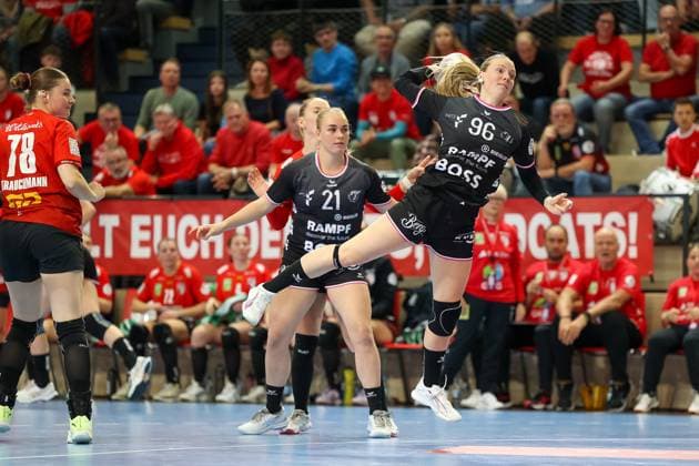 Charlotte Cholevova (TuS Metzingen, 96) wirft den Ball, SV Union Halle-Neustadt vs. TuSsies Metzingen, Handball, 1. Frauen Bundesliga, 6. Spieltag, Saison 2025 2026, 25.10.2025, SV Union Halle-Neustadt vs. TuSsies Metzingen, Handball, 1. Frauen Bundesliga, 6. Spieltag, Saison 2025 2026, 25.10.2025 Halle (Saale) Copyright: xEibner-Pressefoto LauraxRoemerx EP_LRR
