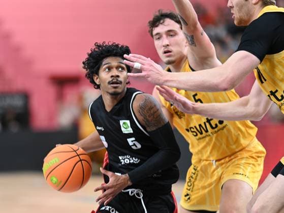 Jalen Benjamin (SBB Baskets Wolmirstedt, 05) wird gestoppt GER, Tigers Tuebingen vs. SBB Baskets Wolmirstedt, Basketball, Herren, Pro A, 2. Barmer Basketball Bundesliga, Saison 2025 2026, 25.10.2025 GER, Tigers Tuebingen vs. SBB Baskets Wolmirstedt, Basketball, Herren, Pro A, 2. Barmer Basketball Bundesliga, Saison 2025 2026, 25.10.2025 Tuebingen Copyright: xEibner-Pressefoto NicolasxWoernx EP_NWN