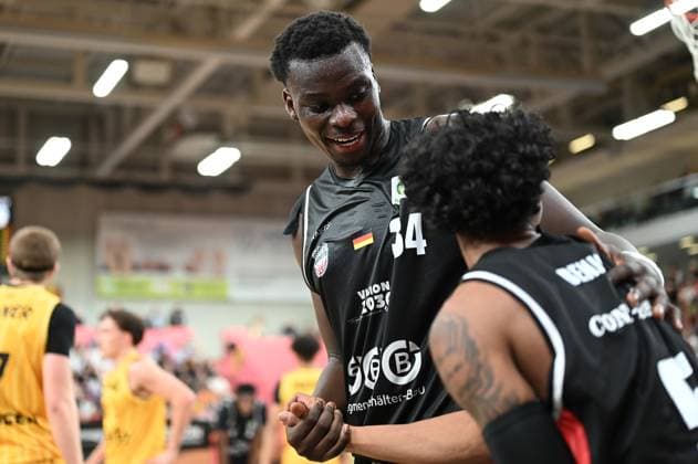 Fabien Kondo (SBB Baskets Wolmirstedt, 34) und Jalen Benjamin (SBB Baskets Wolmirstedt, 05) GER, Tigers Tuebingen vs. SBB Baskets Wolmirstedt, Basketball, Herren, Pro A, 2. Barmer Basketball Bundesliga, Saison 2025 2026, 25.10.2025 GER, Tigers Tuebingen vs. SBB Baskets Wolmirstedt, Basketball, Herren, Pro A, 2. Barmer Basketball Bundesliga, Saison 2025 2026, 25.10.2025 Tuebingen Copyright: xEibner-Pressefoto NicolasxWoernx EP_NWN