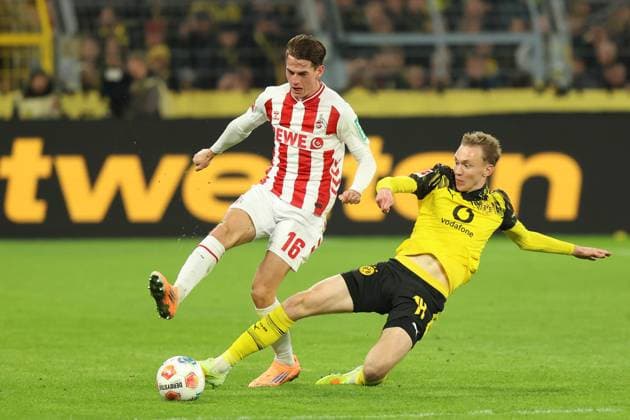 Zweikampf zwischen Maximilian Beier (Borussia Dortmund, 14) und Jakub Kaminski (1.FC Koeln, 16) GER, Borussia Dortmund gegen 1.FC Koeln, Fussball, 1.Liga, 8.Spieltag, Spielzeit 2025 2026, 25.10.2025 DFL REGULATIONS PROHIBIT ANY USE OF PHOTOGRAPHS AS IMAGE SEQUENCES AND OR QUASI-VIDEO GER, Borussia Dortmund gegen 1.FC Koeln, Fussball, 1.Liga, 8.Spieltag, Spielzeit 2025 2026, 25.10.2025 Dortmund Copyright: xEibner-Pressefoto FrankxZeisingx EP_FZG