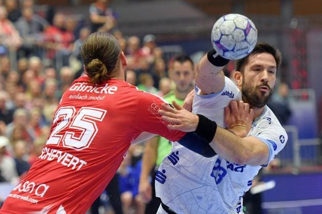Tim Suton (TBV Lemgo Lippe 23) (am Ball), Olle Forsell Schefvert (MT Melsungen 25) (L) , GER, MT Melsungen - TBV Lemgo Lippe, Handball, 1. Bundesliga, 10. Spieltag, Saison 2025 2026, 25.10.2025, GER, MT Melsungen - TBV Lemgo Lippe, Handball, 1. Bundesliga, 10. Spieltag, Saison 2025 2026, 25.10.2025 Kassel Copyright: xEibner-Pressefotox xRolandxSippelx EP_RSL