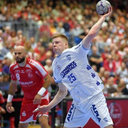 Niels Gerardus Versteijnen (TBV Lemgo Lippe 25) beim Wurf, Adrian Sipos (MT Melsungen 8) (L) , GER, MT Melsungen - TBV Lemgo Lippe, Handball, 1. Bundesliga, 10. Spieltag, Saison 2025 2026, 25.10.2025, GER, MT Melsungen - TBV Lemgo Lippe, Handball, 1. Bundesliga, 10. Spieltag, Saison 2025 2026, 25.10.2025 Kassel Copyright: xEibner-Pressefotox xRolandxSippelx EP_RSL