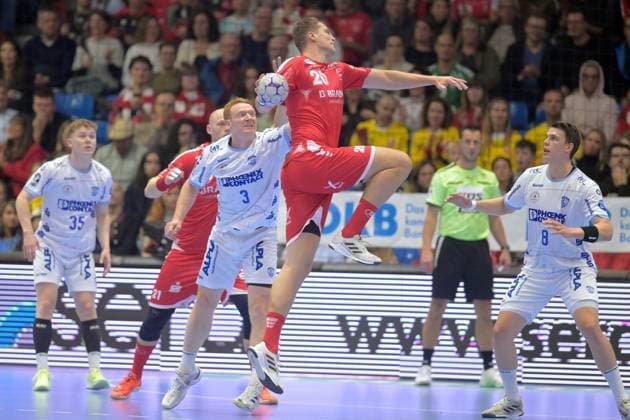 Uladsislau Kulesch (MT Melsungen 20) beim Wurf; Nicolai Theilinger (TBV Lemgo Lippe 3), Frederik Simak (TBV Lemgo Lippe 8) (R) , GER, MT Melsungen - TBV Lemgo Lippe, Handball, 1. Bundesliga, 10. Spieltag, Saison 2025 2026, 25.10.2025, GER, MT Melsungen - TBV Lemgo Lippe, Handball, 1. Bundesliga, 10. Spieltag, Saison 2025 2026, 25.10.2025 Kassel Copyright: xEibner-Pressefotox xRolandxSippelx EP_RSL