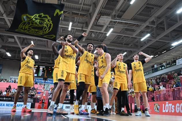 Silas Oriane (Tigers Tuebingen, 07), Miles Tention (Tigers Tuebingen, 03), Bernard Pelote III (Tigers Tuebingen, 01), Kaya Bayram (Tigers Tuebingen, 05), Isaiah Sanders (Tigers Tuebingen, 10), Lukas Milner (Tigers Tuebingen, 17) feiern den Sieg und jubeln mit den Fans GER, Tigers Tuebingen vs. SBB Baskets Wolmirstedt, Basketball, Herren, Pro A, 2. Barmer Basketball Bundesliga, Saison 2025 2026, 25.10.2025 GER, Tigers Tuebingen vs. SBB Baskets Wolmirstedt, Basketball, Herren, Pro A, 2. Barmer Basketball Bundesliga, Saison 2025 2026, 25.10.2025 Tuebingen Copyright: xEibner-Pressefoto NicolasxWoernx EP_NWN