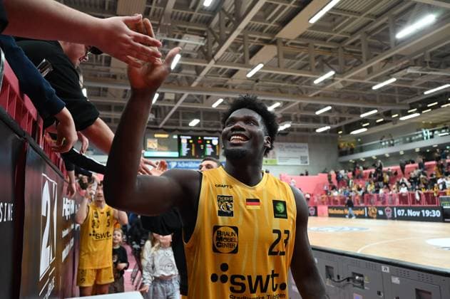 Melkisedek Moreaux (Tigers Tuebingen, 23) klatscht mit den Fans ab GER, Tigers Tuebingen vs. SBB Baskets Wolmirstedt, Basketball, Herren, Pro A, 2. Barmer Basketball Bundesliga, Saison 2025 2026, 25.10.2025 GER, Tigers Tuebingen vs. SBB Baskets Wolmirstedt, Basketball, Herren, Pro A, 2. Barmer Basketball Bundesliga, Saison 2025 2026, 25.10.2025 Tuebingen Copyright: xEibner-Pressefoto NicolasxWoernx EP_NWN