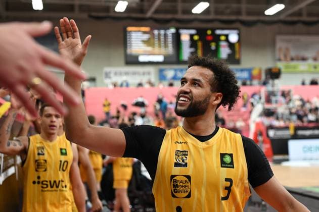Miles Tention (Tigers Tuebingen, 03) klatscht mit den Fans ab GER, Tigers Tuebingen vs. SBB Baskets Wolmirstedt, Basketball, Herren, Pro A, 2. Barmer Basketball Bundesliga, Saison 2025 2026, 25.10.2025 GER, Tigers Tuebingen vs. SBB Baskets Wolmirstedt, Basketball, Herren, Pro A, 2. Barmer Basketball Bundesliga, Saison 2025 2026, 25.10.2025 Tuebingen Copyright: xEibner-Pressefoto NicolasxWoernx EP_NWN