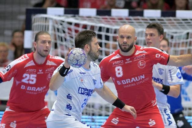 Tim Suton (TBV Lemgo Lippe 23) (am Ball), Olle Forsell Schefvert (MT Melsungen 25) (L), Adrian Sipos (MT Melsungen 8) , GER, MT Melsungen - TBV Lemgo Lippe, Handball, 1. Bundesliga, 10. Spieltag, Saison 2025 2026, 25.10.2025, GER, MT Melsungen - TBV Lemgo Lippe, Handball, 1. Bundesliga, 10. Spieltag, Saison 2025 2026, 25.10.2025 Kassel Copyright: xEibner-Pressefotox xRolandxSippelx EP_RSL